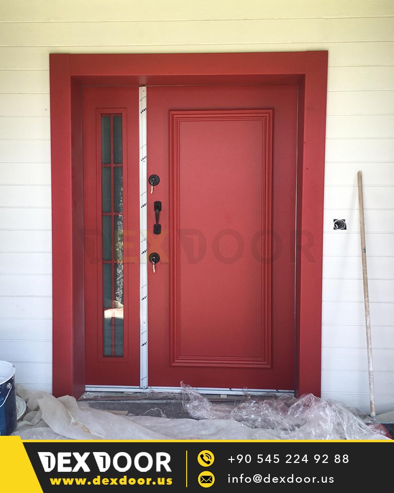 Kırmızı Villa Kapısı